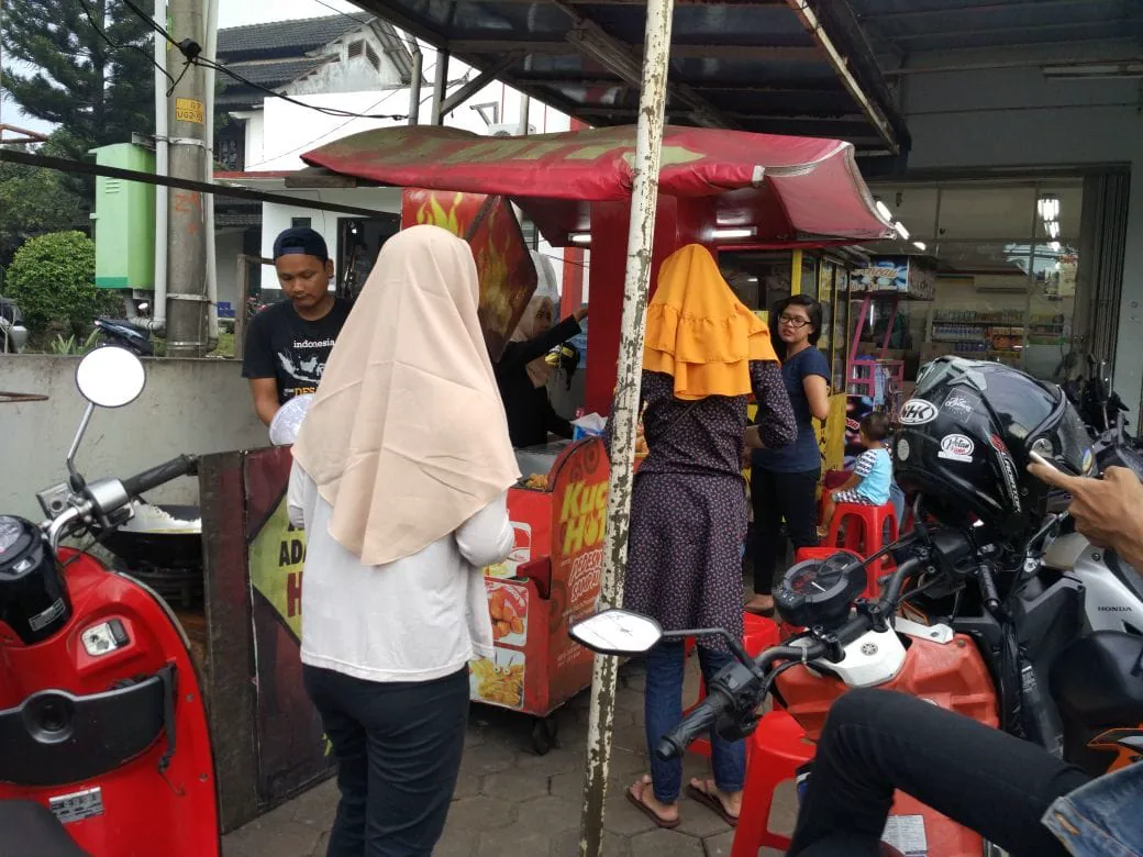 Pelanggan membeli tahu crispy di booth Kuch2hotahu
